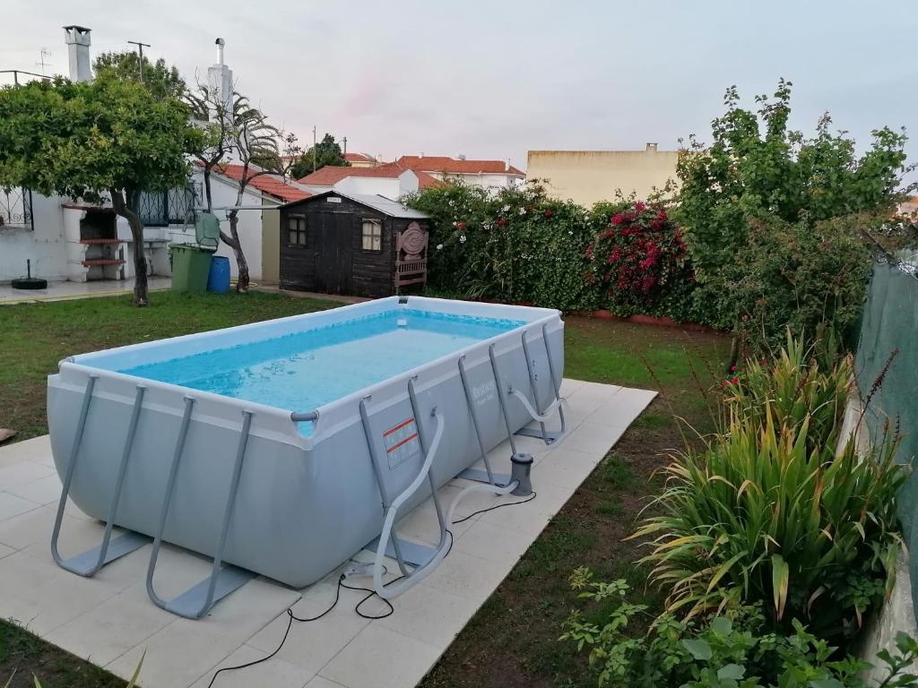 una grande piscina nel cortile di una casa di Casa d'Avo - Cascais-Estoril a São Domingos de Rana