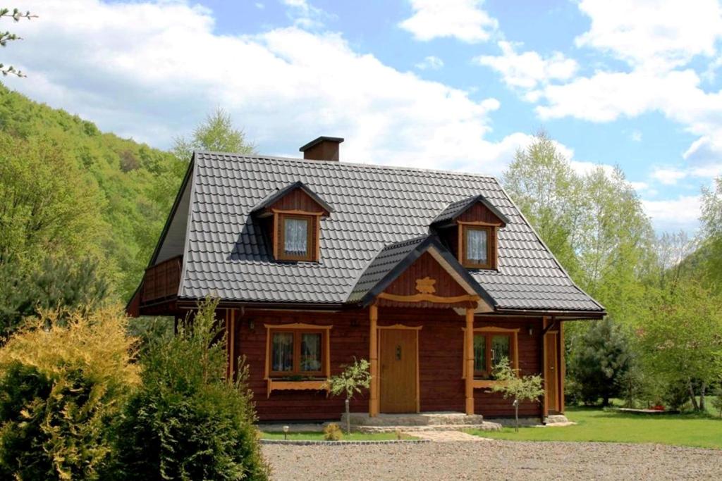 Cabaña de madera con techo negro en Domki w Bieszczadach, en Polańczyk