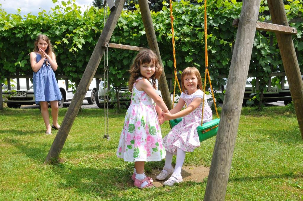 Bambini che soggiornano presso Gostišče - Guest house STARI HRAST