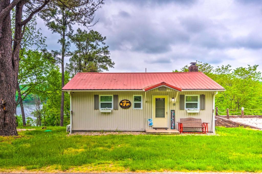 une petite maison jaune avec un toit rouge dans l'établissement Cozy Kentucky Cabin with Sunroom, Yard and Views!, à Cub Run