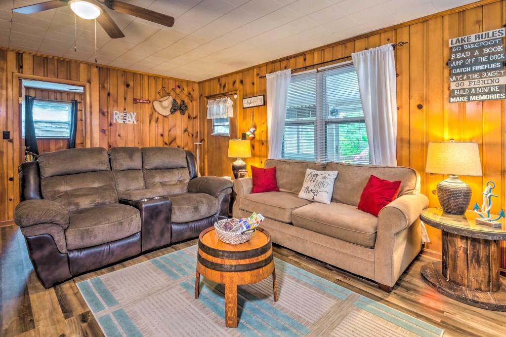 Cozy Kentucky Cabin with Sunroom, Yard and Views!, Cub Run
