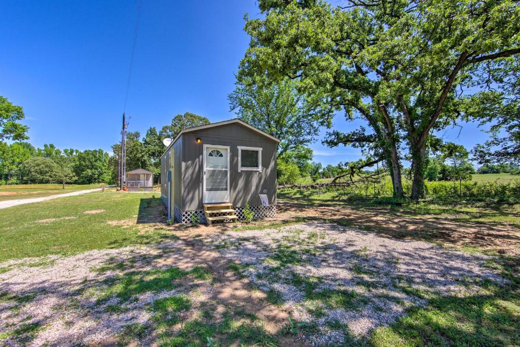 Lake Fork Getaway Tiny Home in Alba with BBQ!, Alba (updated prices 2024)