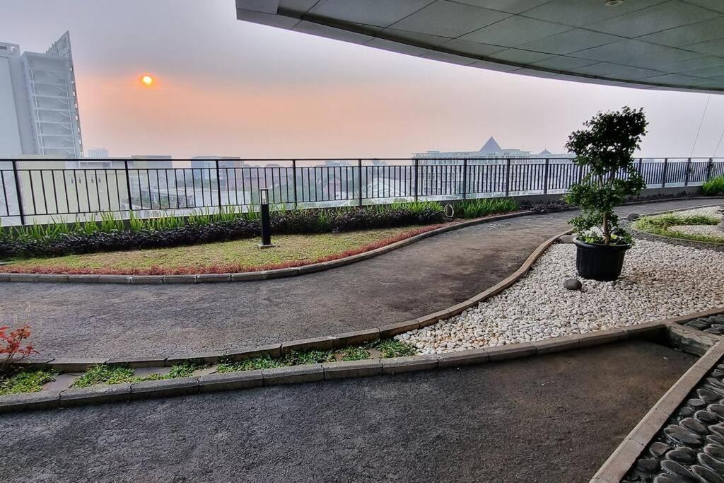 Apt Park View Depok Studio Murah Town Square With Netflix, Swimming Pool - Apartamento De Una Habitación