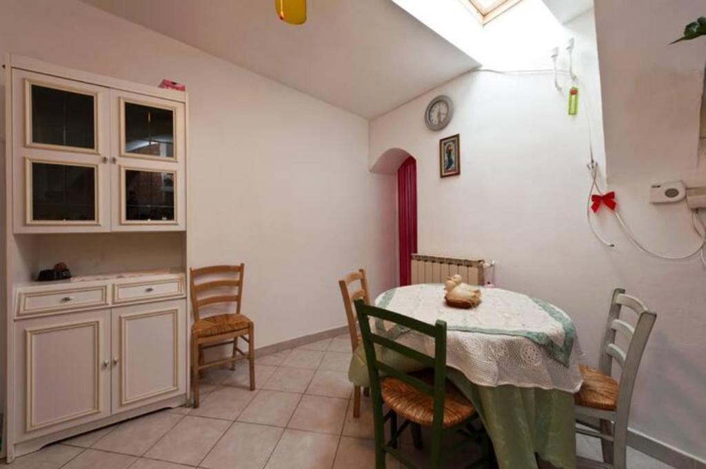 A kitchen or kitchenette at mansarda pieno centro