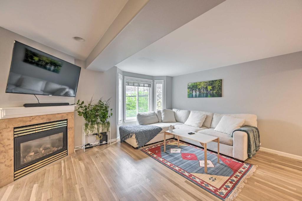 een woonkamer met een bank en een open haard bij Pet-Friendly Seattle Townhome Less Than 1 Mile to Lake! in Seattle