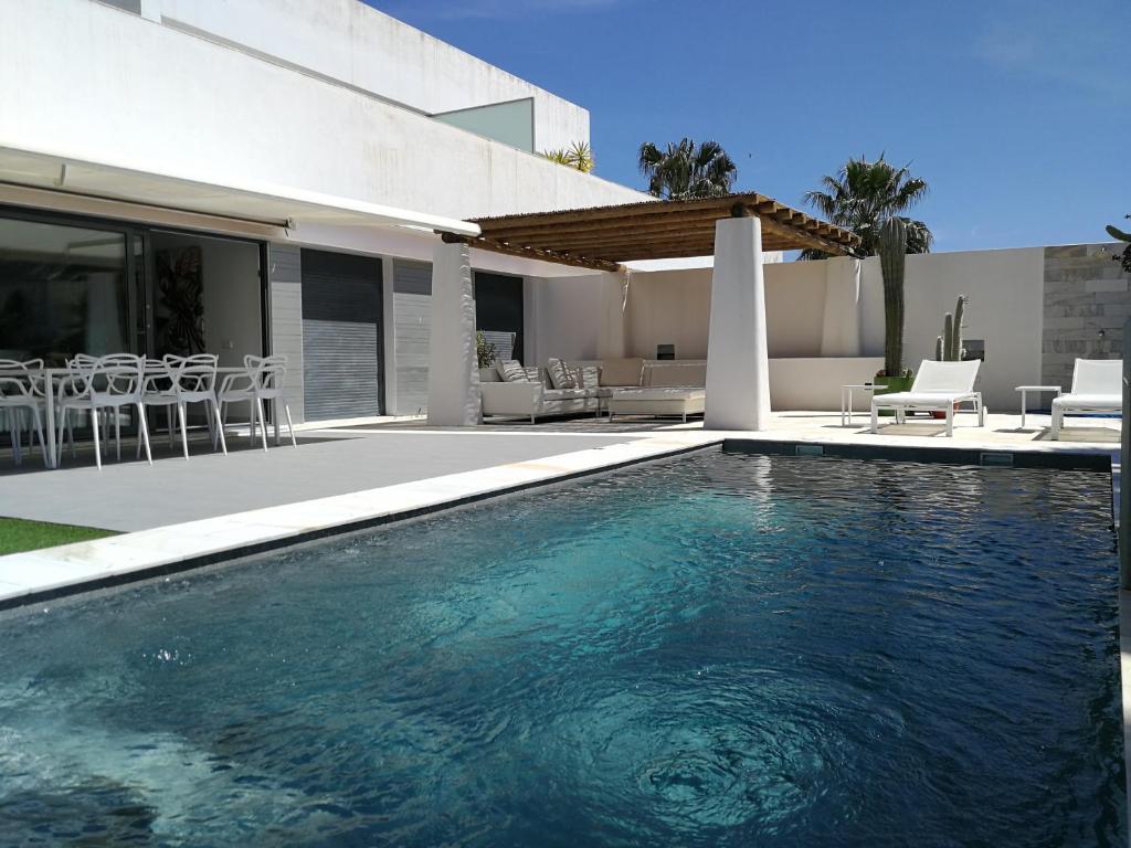 a swimming pool in front of a house at Casa David in Las Negras
