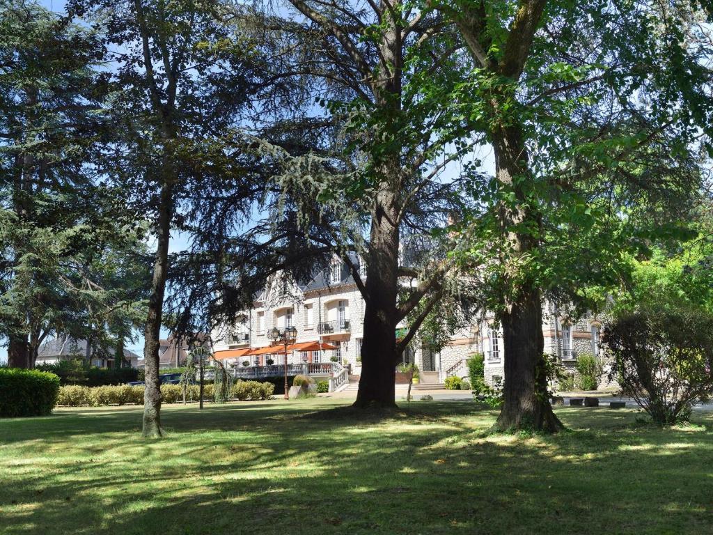 Vonkajšia záhrada v ubytovaní Logis Hôtel Restaurant Le Parc