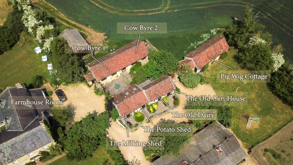uma vista aérea de uma antiga casa de quinta em Beeches Farmhouse Country Cottages & Rooms em Bradford on Avon