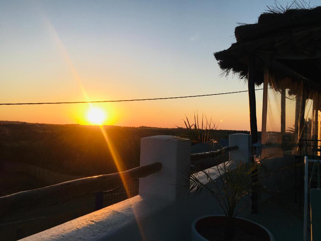 Východ nebo západ slunce při pohledu z bed and breakfast nebo okolí