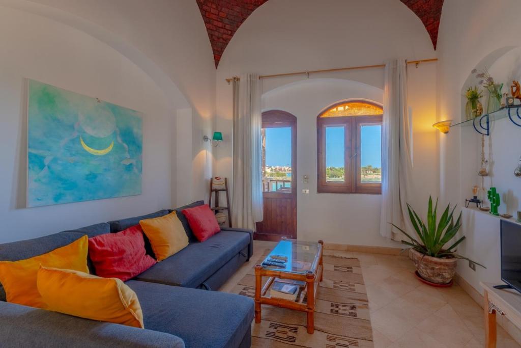 Posezení v ubytování Lagoon view 1-bedroom apartment in West Golf El Gouna