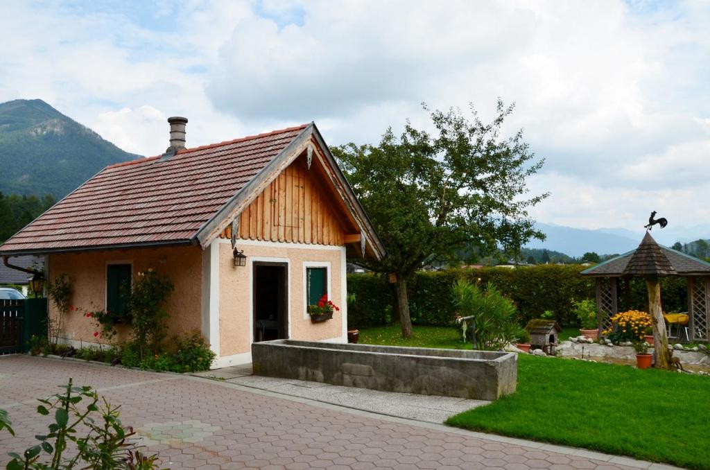 Nespecifikovaný výhled na hory nebo výhled na hory při pohledu z penzionu