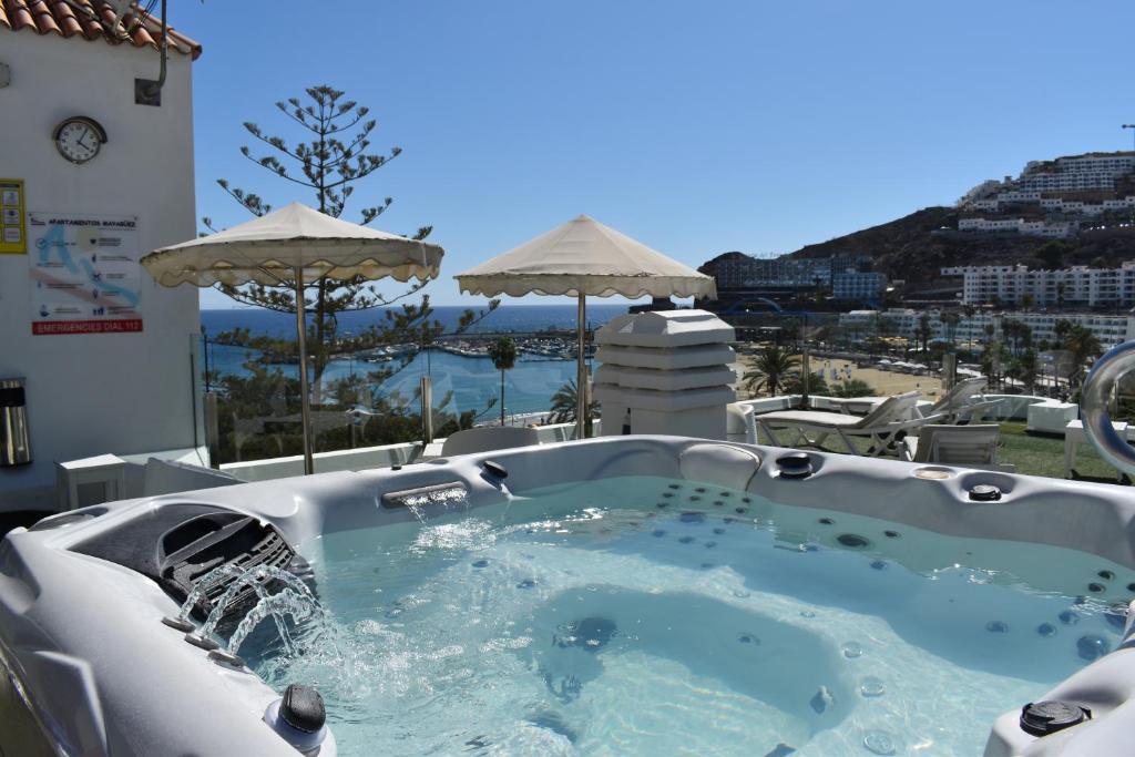 a jacuzzi tub with a view of the ocean at Apartamentos Mayagüez - Adults Only in Puerto Rico de Gran Canaria