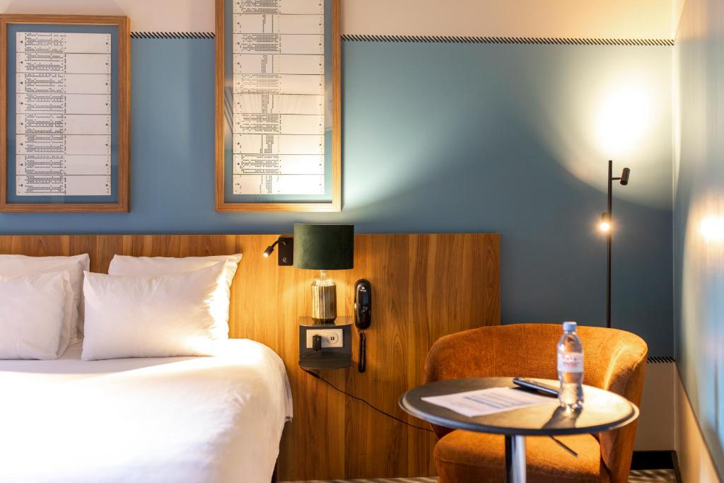 - une chambre avec un lit, une table et une chaise dans l'établissement Ibis Styles St Etienne - Gare Chateaucreux, à Saint-Étienne