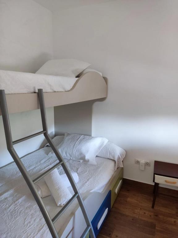Łóżko lub łóżka w pokoju w obiekcie apartamento el molino con piscina privada