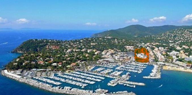 uma vista aérea de uma ilha com um porto em Spacious Marina & See view appartment em Cavalaire-sur-Mer