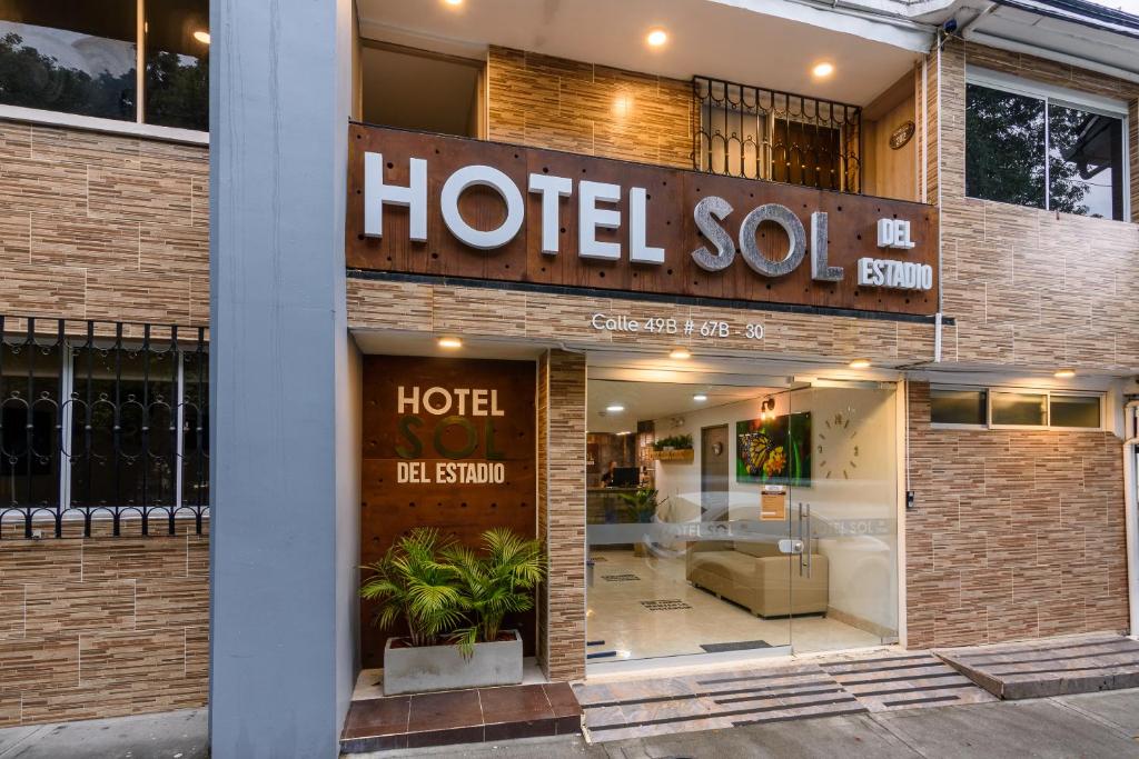 een hotel verkocht bord aan de zijkant van een gebouw bij Hotel Sol del Estadio in Medellín