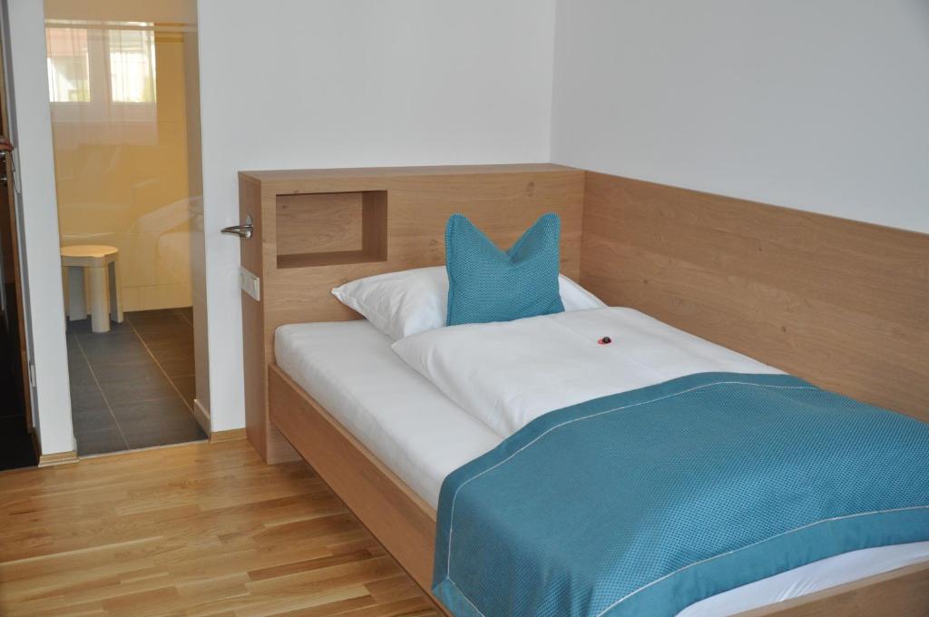 Postel nebo postele na pokoji v ubytování Hotel Goldener Adler Wattens
