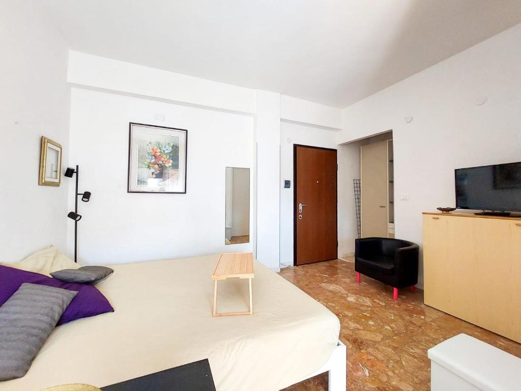 a white room with a bed and a television at Tiny house via mascilongo in Termoli