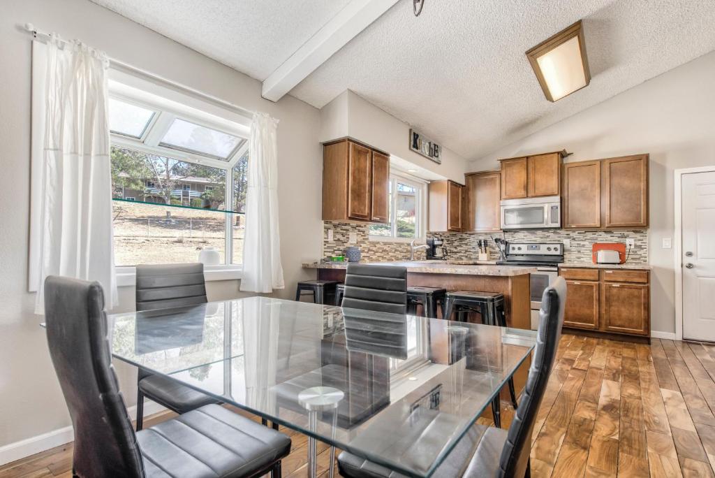 eine Küche mit einem Glastisch und Stühlen in der Unterkunft Wonderful Spacious 5BR Colorado Springs House in Colorado Springs