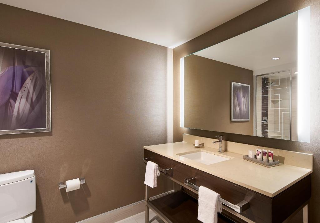 Harrah's Resort Atlantic City Hotel & Casino - Marina Tower Two Queens Non-Smoking Mobility Roll-In