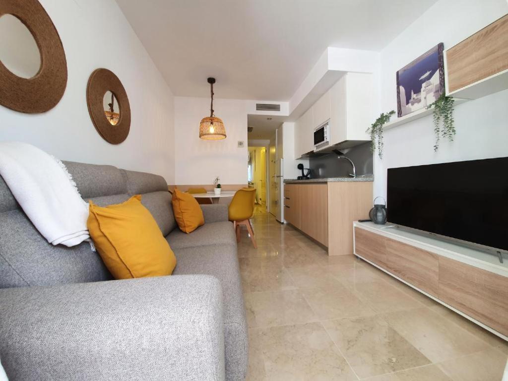 Apartamento con parking con piscina junto a la playa ...