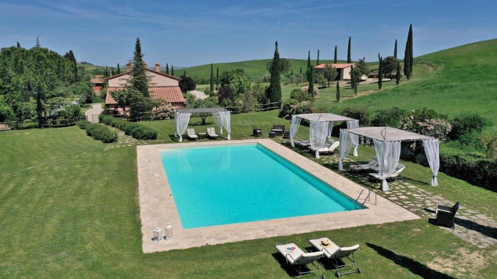 einen Blick über einen Pool im Hof in der Unterkunft Sant'Alberto in Castiglione dʼOrcia