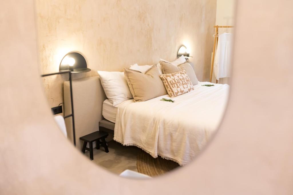 una camera da letto con letto, lenzuola e cuscini bianchi di Kushin rooms Split a Spalato (Split)