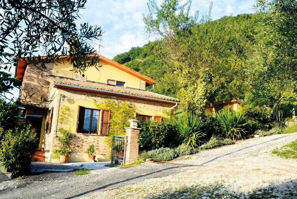 a small house on a road next to a mountain at Villa Mischianti in Gubbio