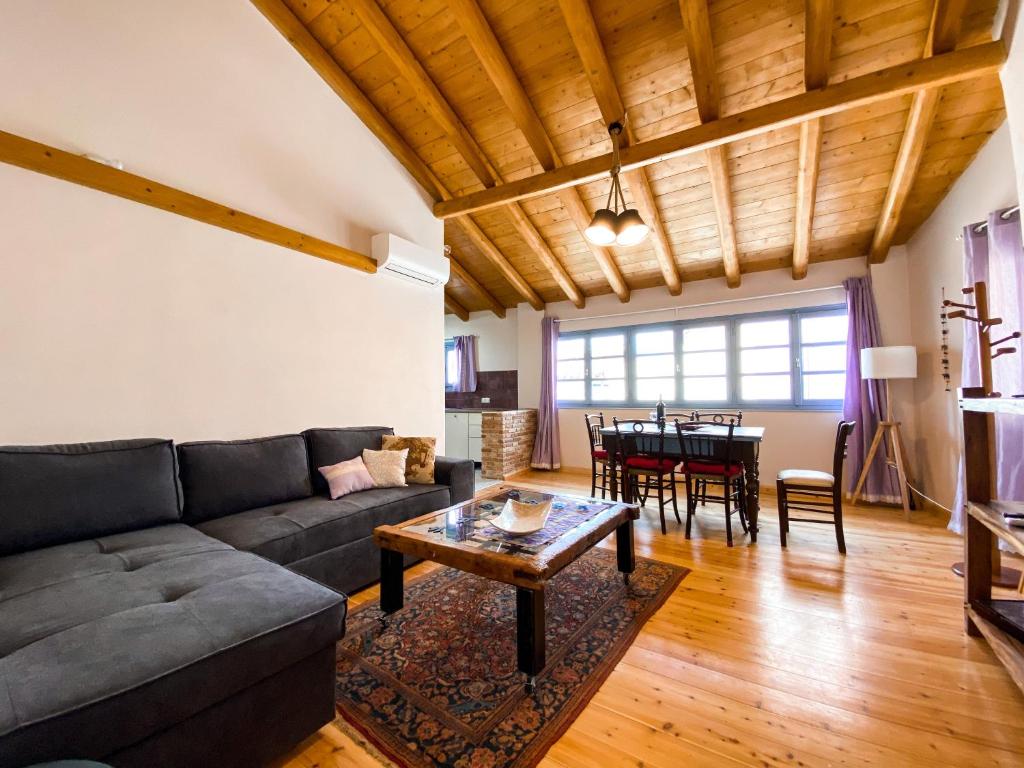 ein Wohnzimmer mit einem Sofa und einem Tisch in der Unterkunft Μπαλκόνι in Nafplio