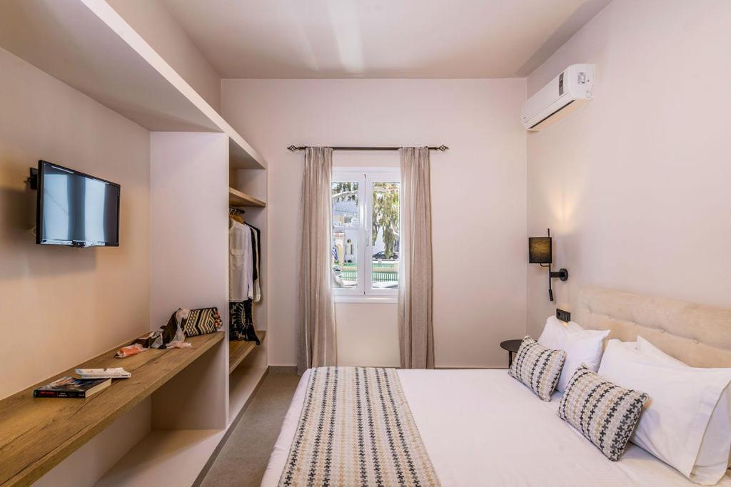 pokój hotelowy z łóżkiem i telewizorem w obiekcie Hotel Eucalyptus w mieście Mesaria