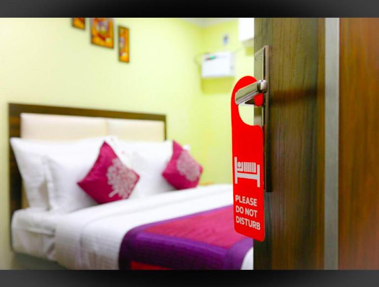 Neighbour Inn - Comfort tesisinde bir odada yatak veya yataklar