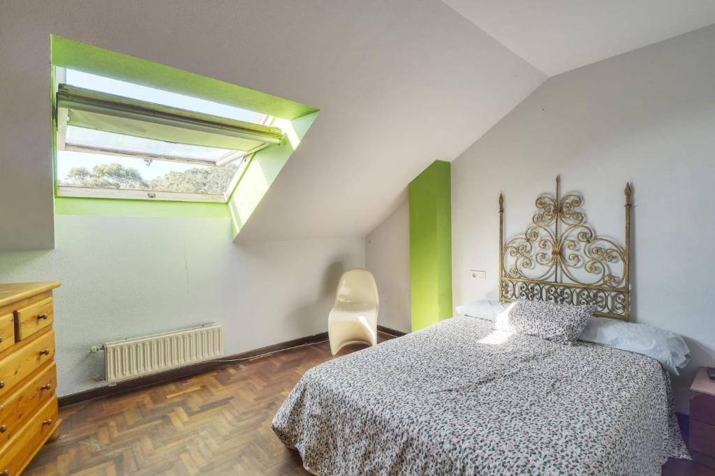 a bedroom with a bed and a window at Habitaciòn independiente con cama doble en dúplex in A Coruña