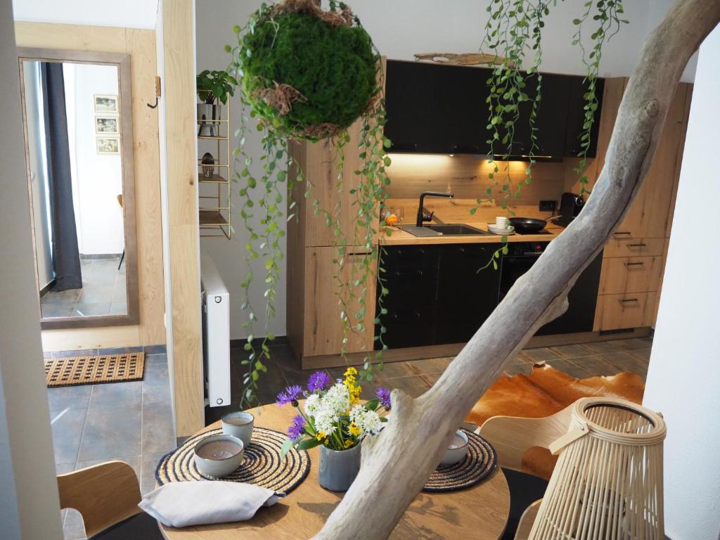 una cocina con una mesa con flores. en Lieblingsnest en Schwerin