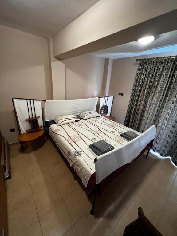 sypialnia z dużym łóżkiem w pokoju w obiekcie Villa Ilias w mieście Flogita