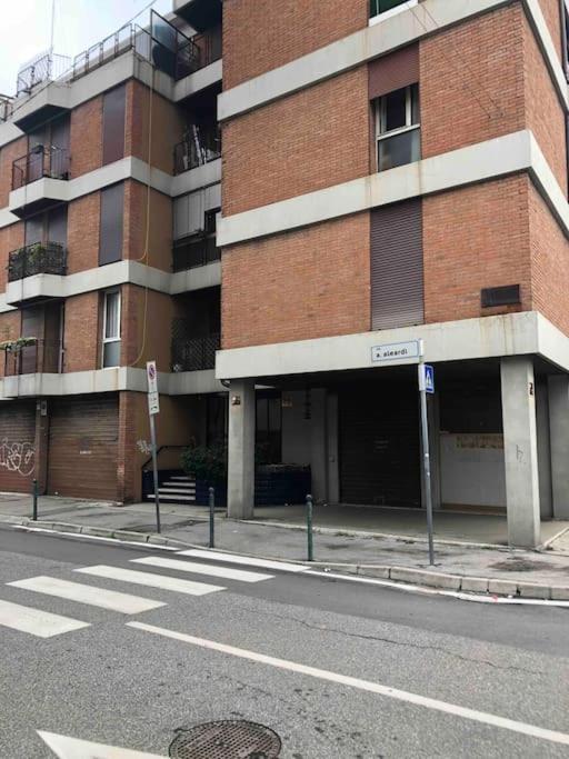 Via Aleardi, 4 minutes from station and airport shuttle - One-Bedroom Apartment