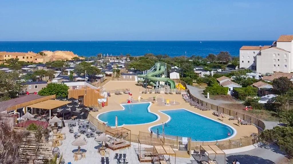 - une vue aérienne sur la piscine d'un complexe dans l'établissement Camping La Clape Village, au Cap d'Agde