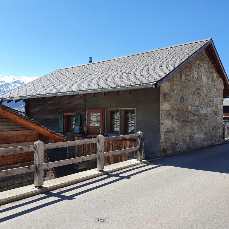 Gîte de Mase sur la rive droite du Val d'Hérens - Appartement De Deux Chambres