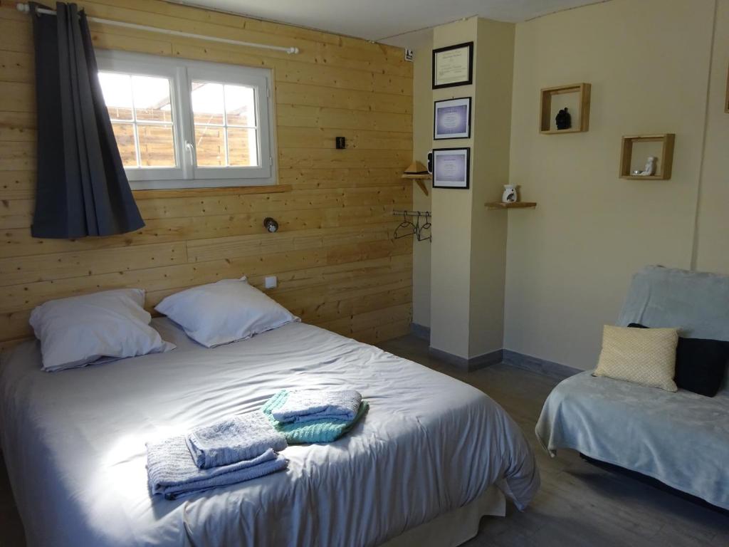 een slaapkamer met een bed met handdoeken erop bij Chez Axeline in Châtillon-sur-Cher