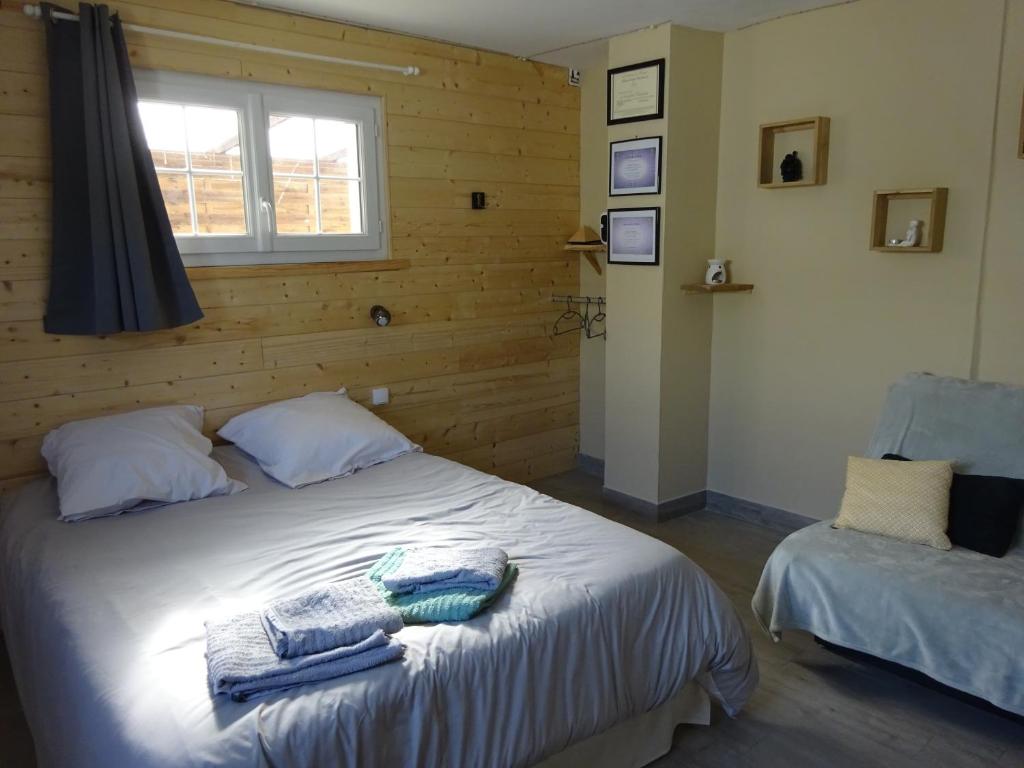 une chambre avec un lit avec des serviettes dessus dans l'établissement Chambre d'hôtes Chez Axeline, à Châtillon-sur-Cher