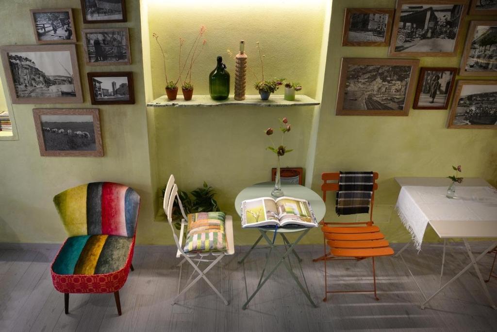 una habitación con sillas, una mesa, una mesa y un tocador en La casa dei Mimmi, en Città della Pieve