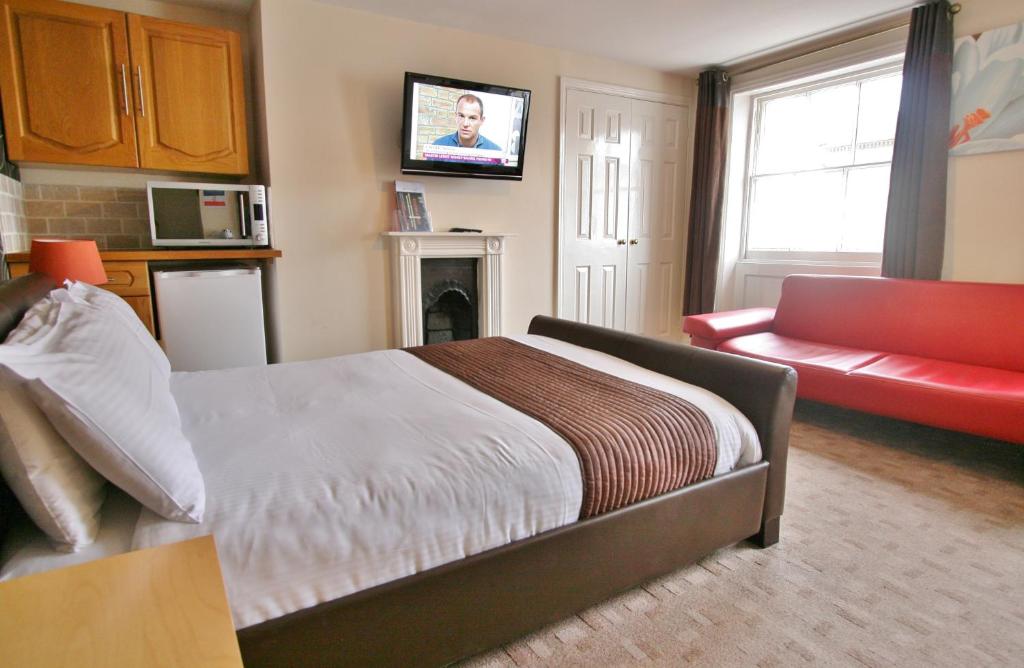 Kuchyň nebo kuchyňský kout v ubytování Central Hotel Cheltenham by Roomsbooked