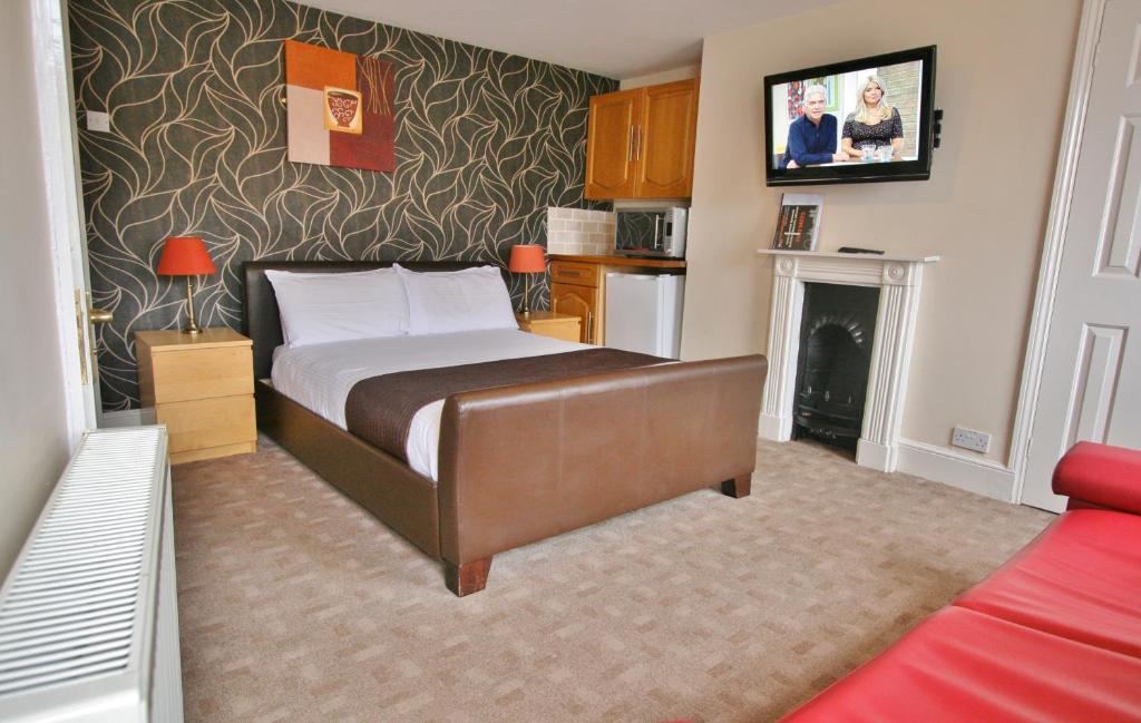 Postel nebo postele na pokoji v ubytování Central Hotel Cheltenham by Roomsbooked