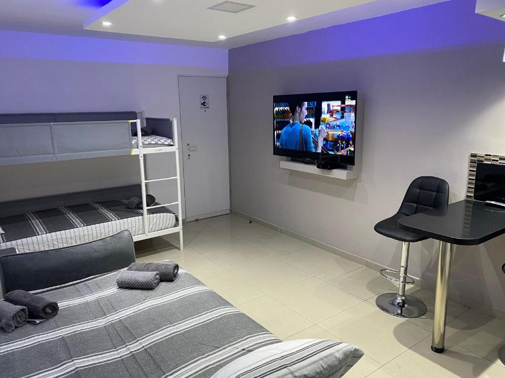 um quarto com uma cama e uma televisão na parede em Perfect House em Eilat