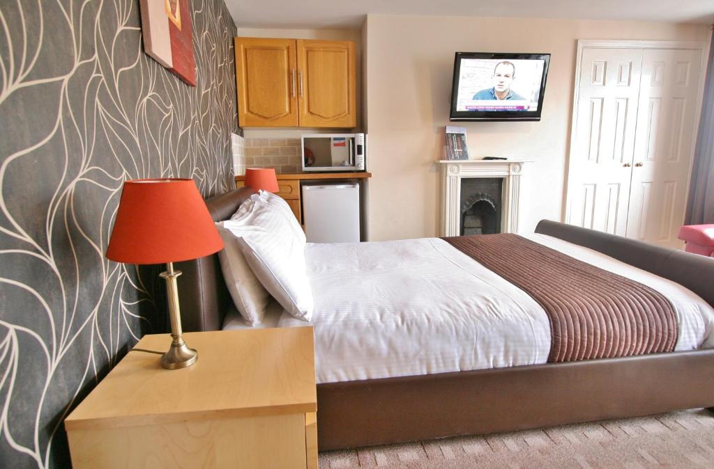 Kuchyň nebo kuchyňský kout v ubytování Central Hotel Cheltenham by Roomsbooked