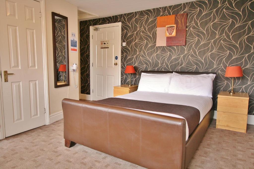 Postel nebo postele na pokoji v ubytování Central Hotel Cheltenham by Roomsbooked