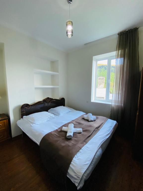 Postel nebo postele na pokoji v ubytování IURI udesiani's GUESTHOUSE