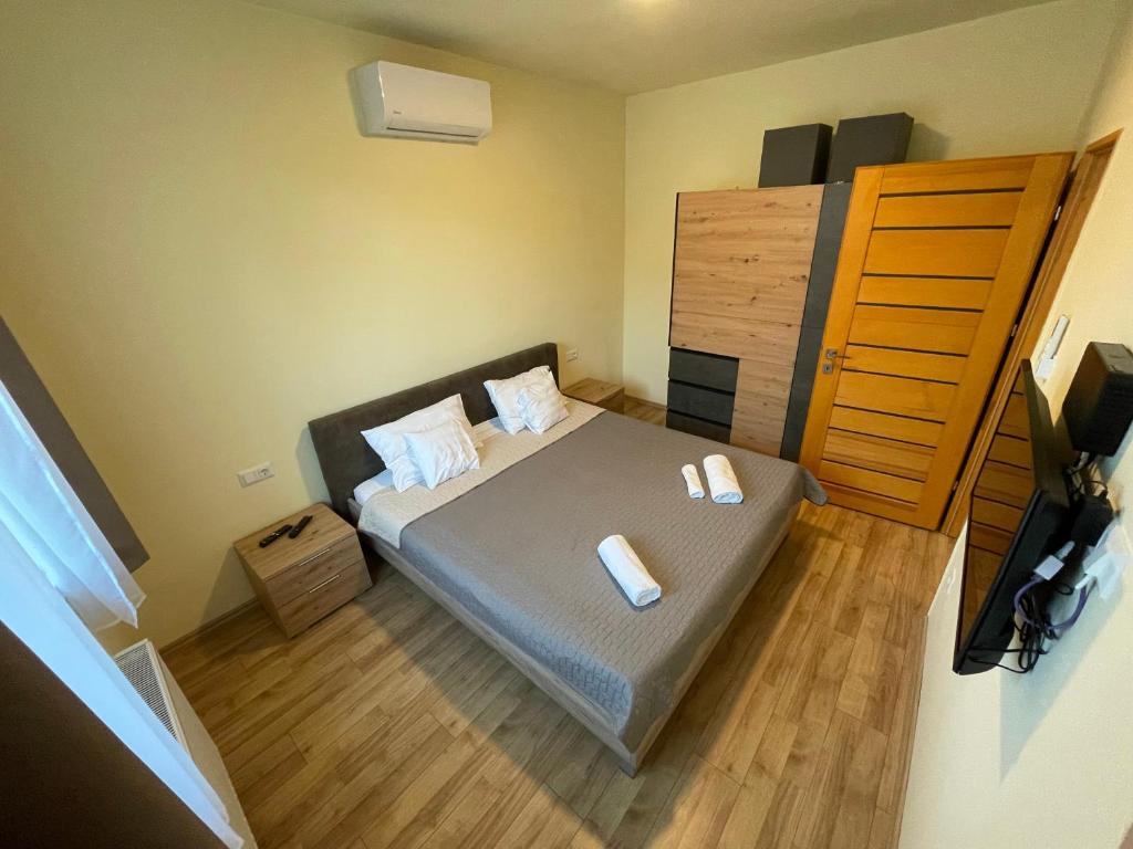mała sypialnia z łóżkiem z dwoma ręcznikami w obiekcie Park Central Tapolca w Miskolc-Tapolca