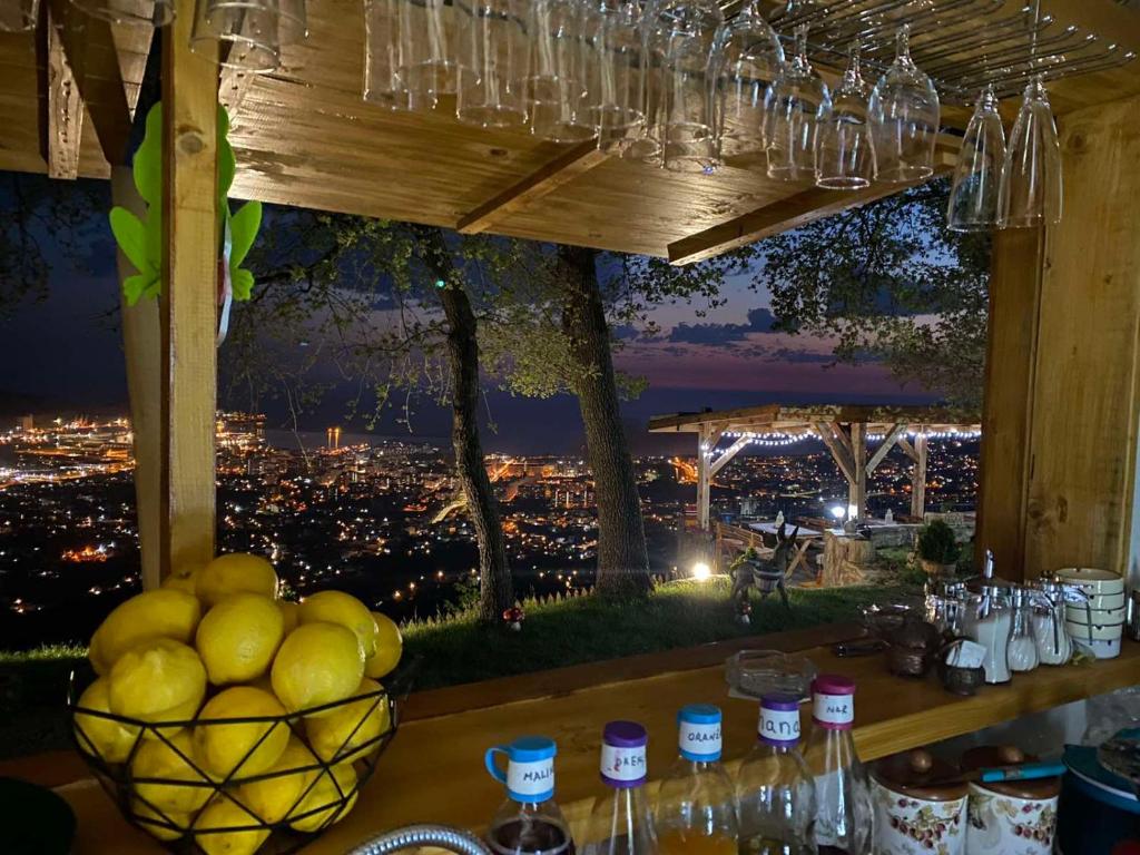 un bol de fruta en una mesa con vistas a la ciudad en Ranc Mujica, en Bar