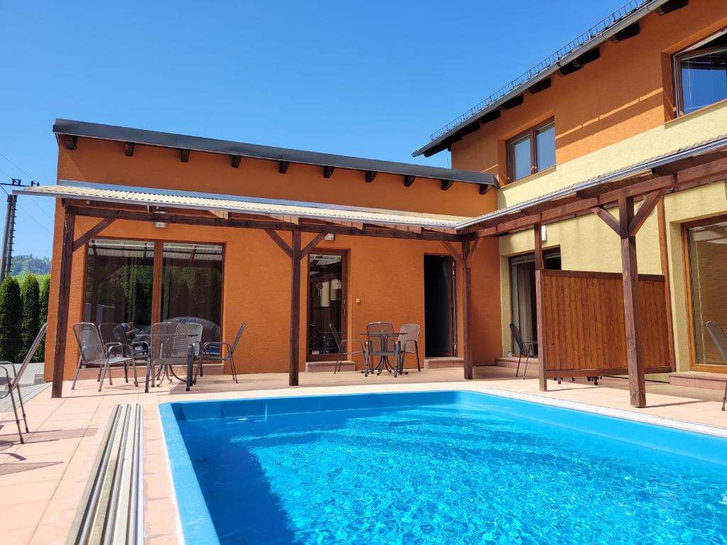 大洛西尼Velký apartmán Sophia (s infrasaunou) č. 1的带游泳池和房子的别墅