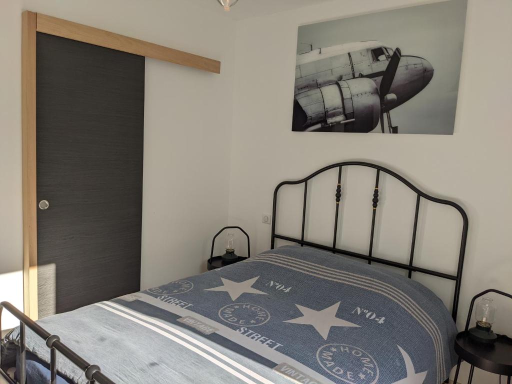 a bedroom with a bed with stars on it at Chambre double indépendante AVIATEUR au sein du domaine PASSELOUP in Liergues